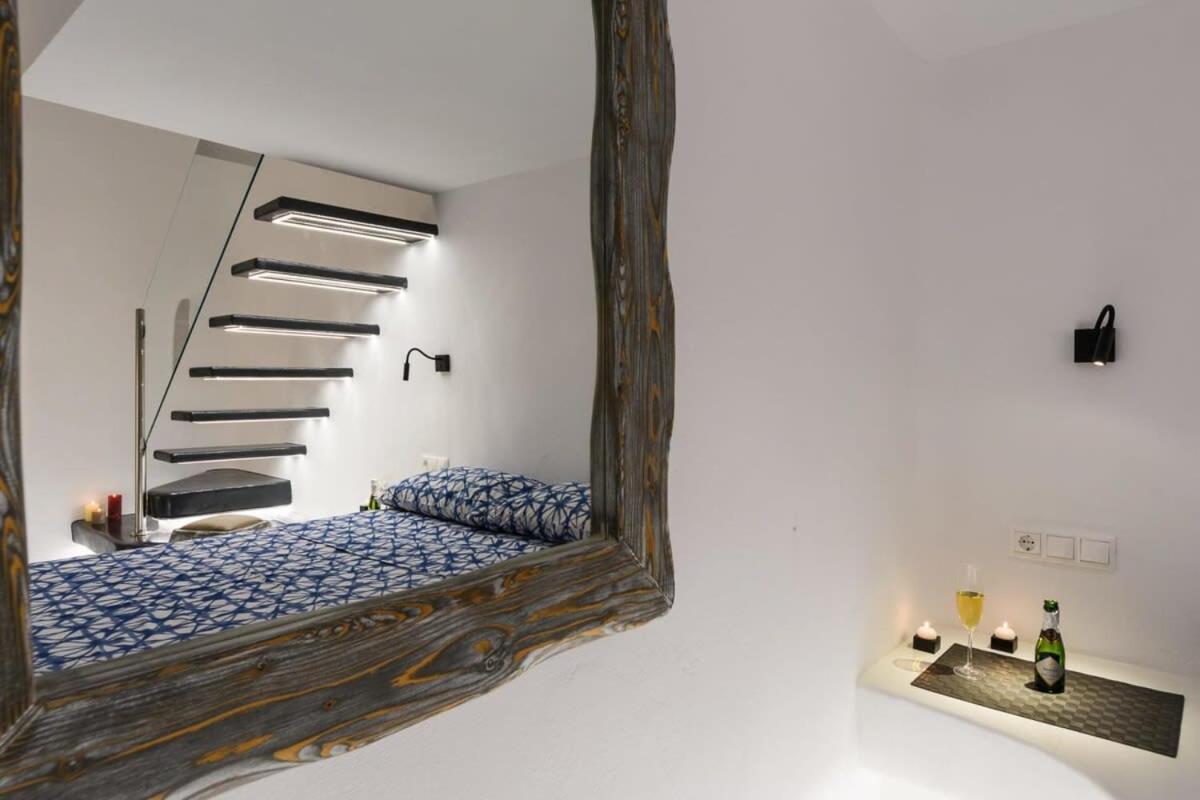 Апартаменти Santorini Traditional Apt With Private Hot Tub Фіра Екстер'єр фото